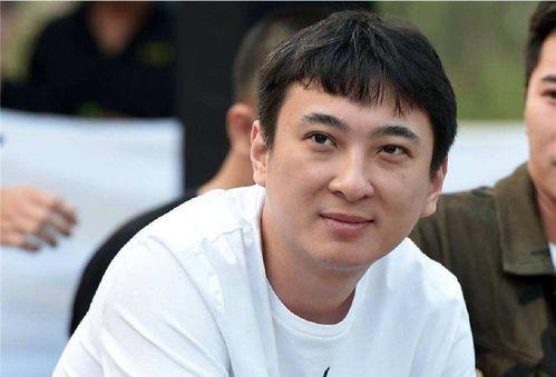 彭冠英蔡文静娱乐吃瓜,甜蜜互动引网友热议